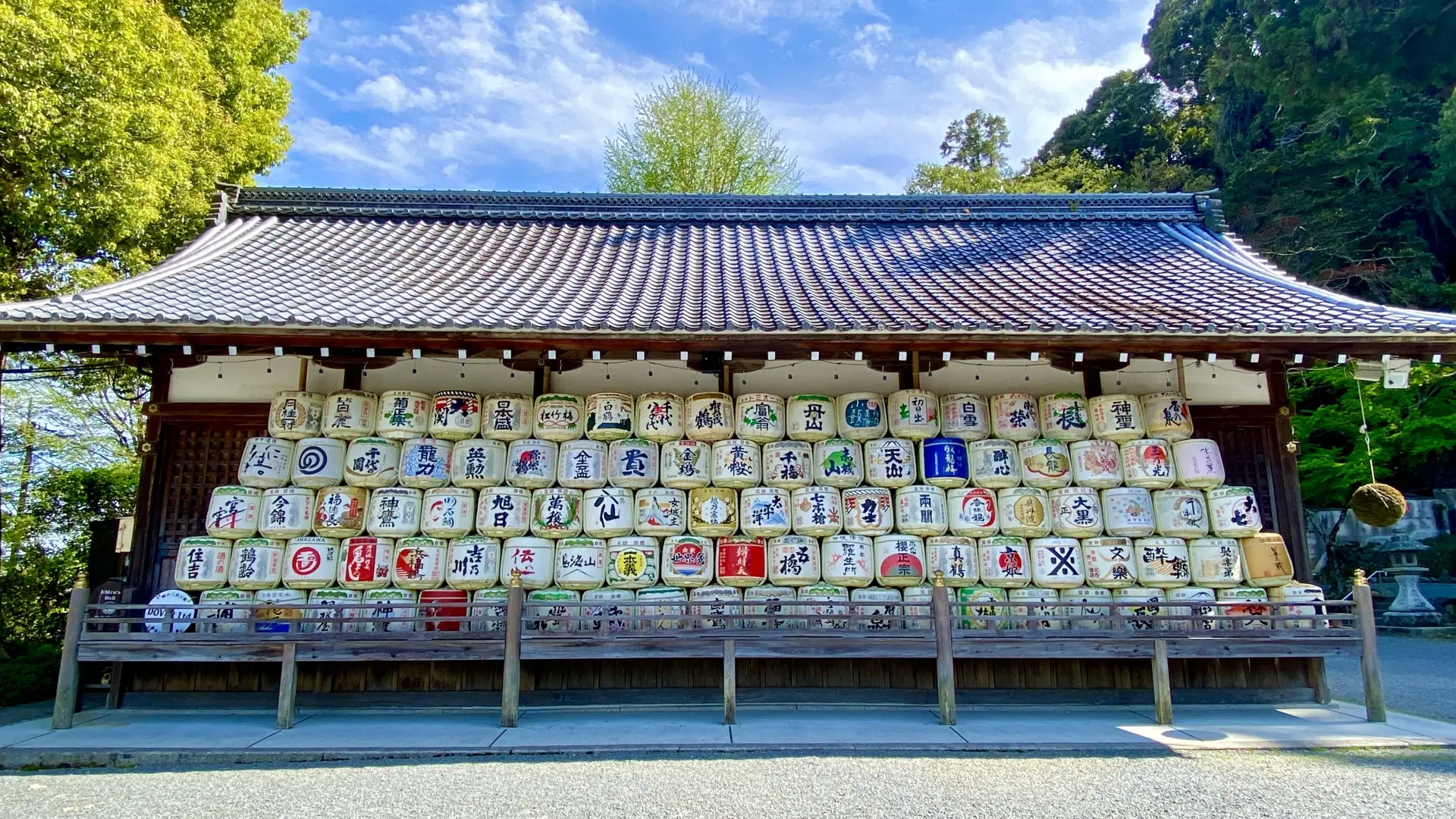 日本酒贈答の歴史を表す神前に供えられた伝統的な酒樽と神社の風景
